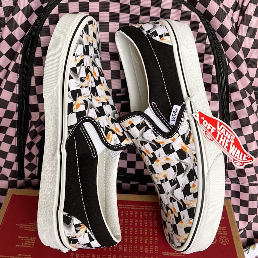 Vans WMNS Classic Slip-0n
Checkerboard Koi/Black
VN0A5JMHVG3
Sneakers - Picture 12 of 16